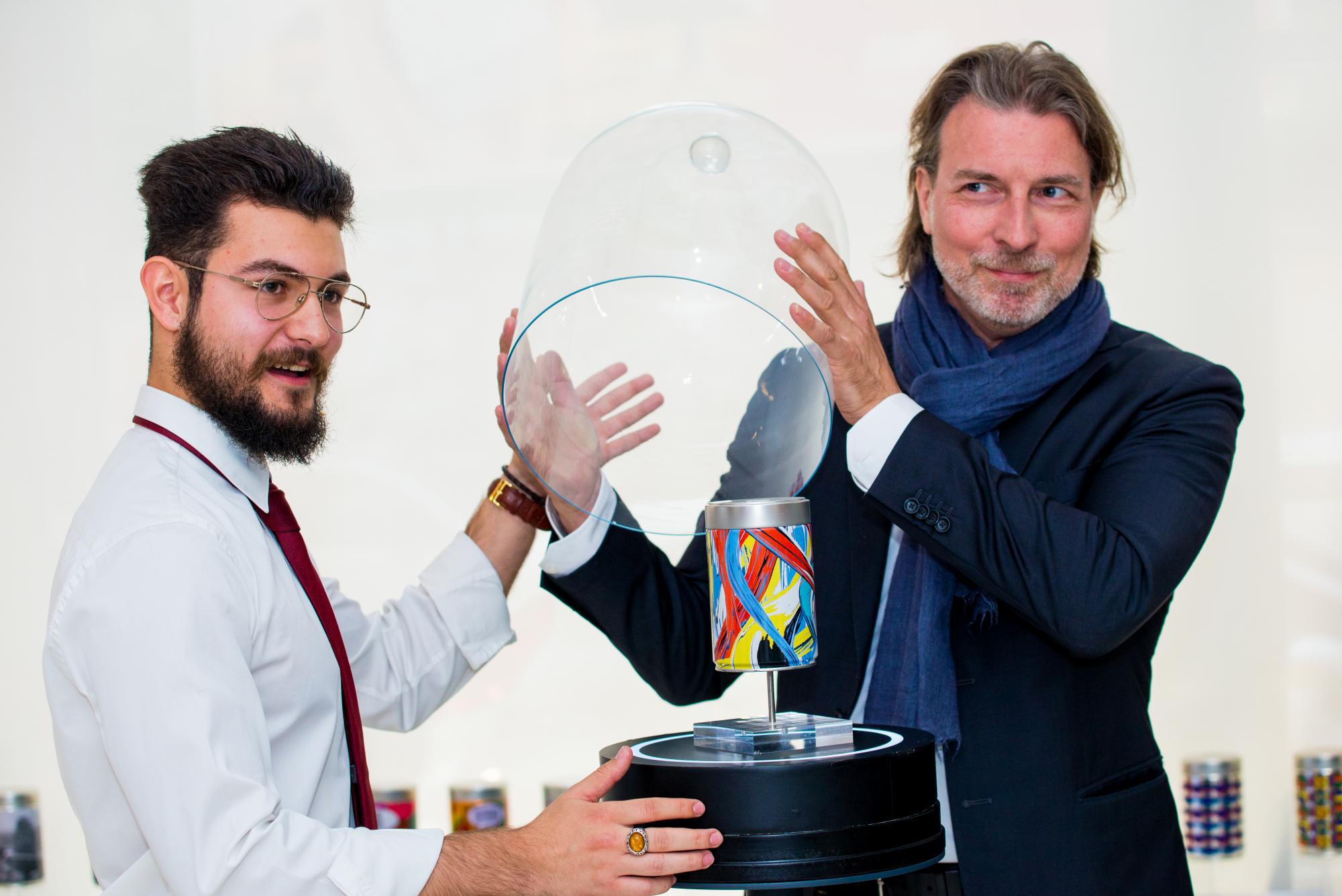 Un student român completează lista artiștilor celebri implicați în proiectul illy Art Collection