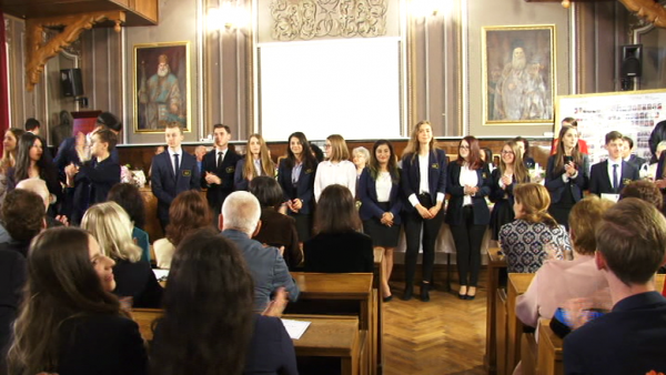 FELICITĂRI! Liceul din România unde aproape toți sunt premianți în clasa a XII-a