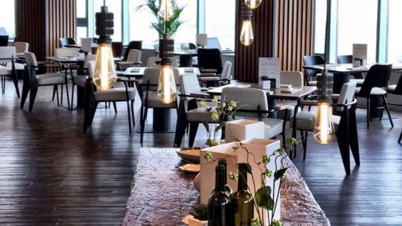 Cea mai nouă ”fiță”: Cel mai ÎNALT restaurant din România se deschide săptămâna aceasta în București. Cât costă să iei prânzul la 136 de metri înălțime?