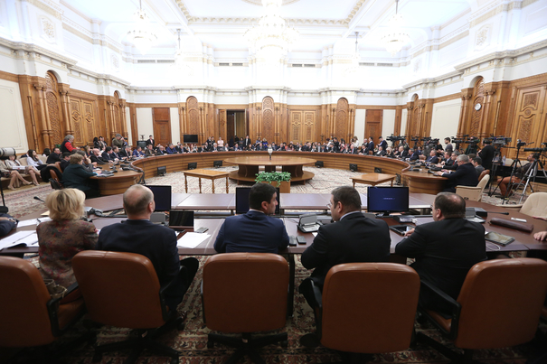 Comisia juridică a Senatului a decis: Condamnații pentru luare de mită și trafic de influență, INCLUȘI pe lista pentru grațiere