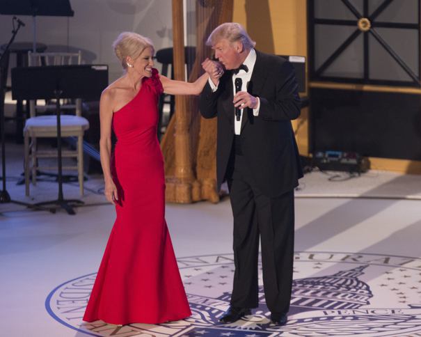 Kellyanne Conway, sexy-consiliera lui Donald Trump, revine. Cum a făcut-o KO un prezentator CNN în direct. Reacțiile acestuia au devenit virale