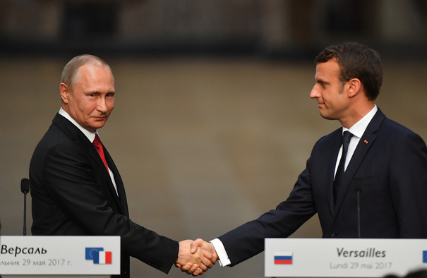 ÎNDRĂZNEȚ Ce nu s-a văzut la întâlnirea Macron-Putin. Ce libertate și-a luat noul lider francez la prima întâlnire cu Putin. Nici liderului de la Kremlin nu a înțeles