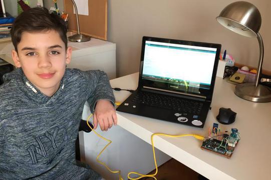 Un elev român de 12 ani a creat un robot cu care a ocupat locul 2 la o competiție internațională