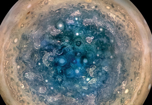 NASA publică cea mai nouă și spectaculoasă imagine a gigantului Jupiter. "Lumea" colosală și turbulentă de la polul sud al planetei