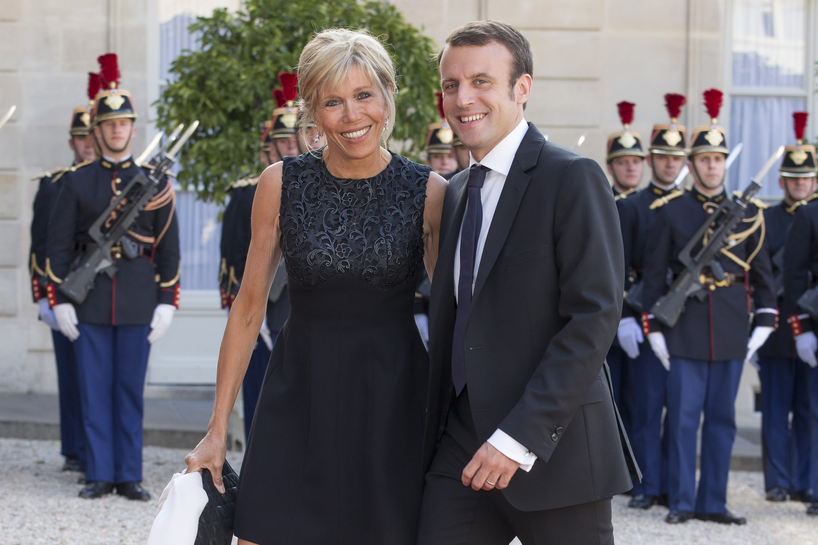 IMAGINI INEDITE de la nunta lui Emmanuel și Brigitte Macron. Cum arăta Prima Doamnă a Franței când s-a căsătorit cu fostul său elev. VIDEO