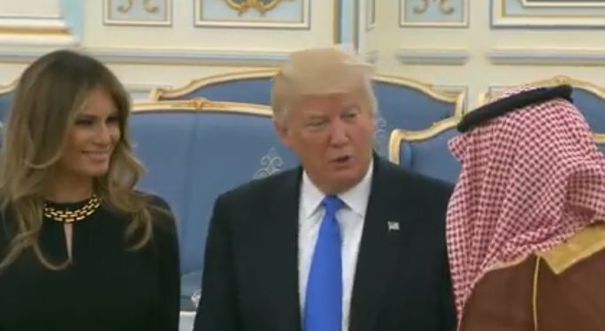 VIDEO Gafele Melaniei Trump, în Arabia Saudită. Cum a încălcat eticheta Prima Doamnă, în Orientul Mijlociu