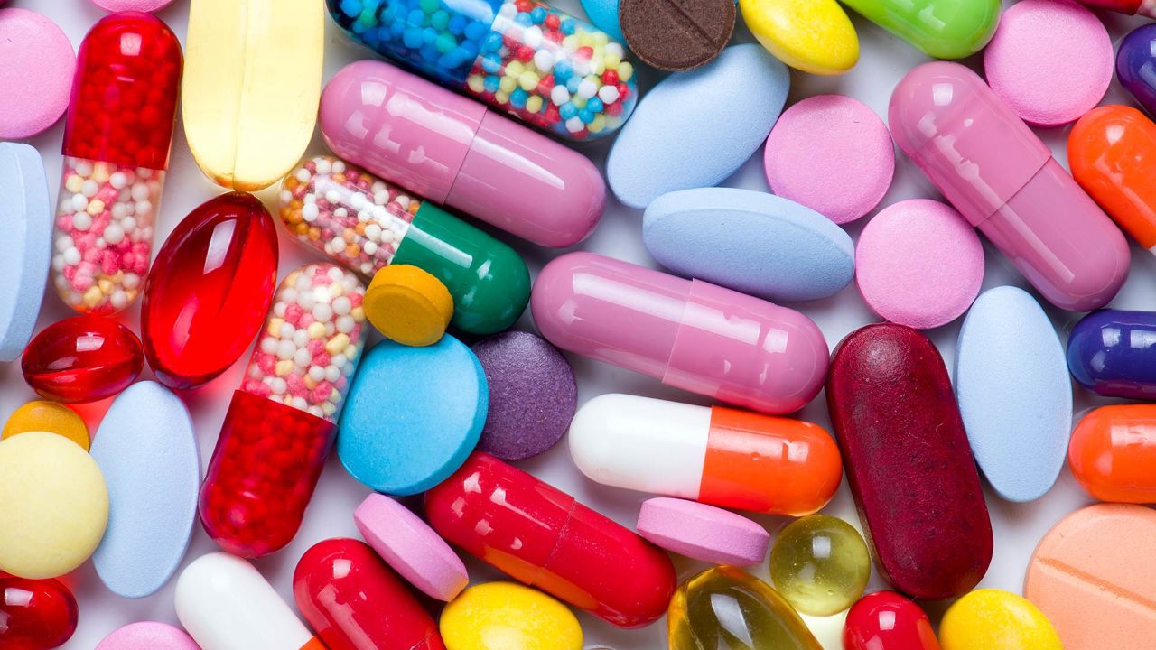 De ce pot ajunge românii să aibă doar medicamente scumpe în farmacii. Ce-i îndepărtează pe producătorii de medicamente ieftine