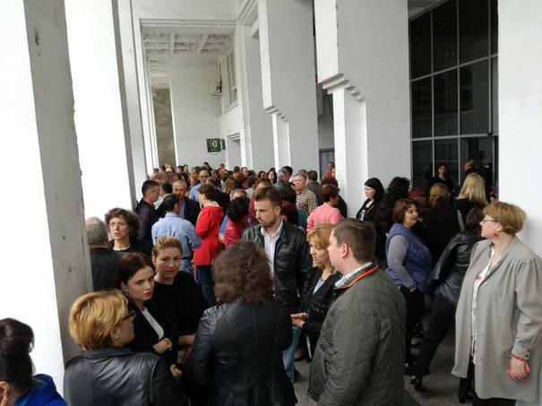 GREVĂ japoneză, timp de trei zile, în majoritatea PRIMĂRIILOR din țară: angajații poartă banderole albe