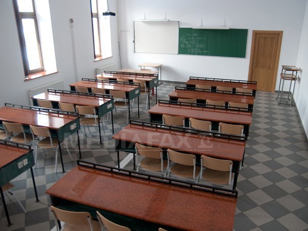 Doar în România: Tavanul unei școli din București s-a prăbușit