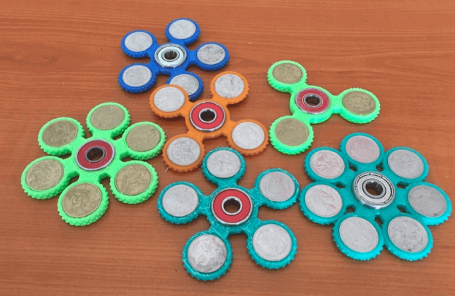 Spinner-ul, noua jucărie la modă. Incredibil cât câștigă inventatoarea ei