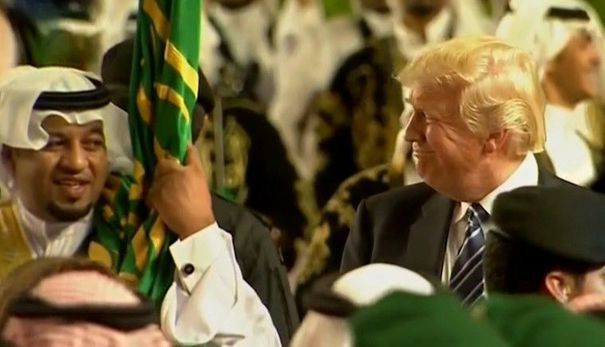 VIDEO După ce a semnat cel mai mare acord de arme din istoria Statelor Unite, de MILIARDE de dolari, Donald Trump a DANSAT cu sabia