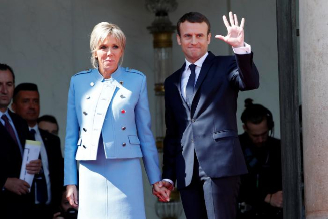 450 de euro: Atât a costat costumul pe care l-a purtat Emmanuel Macron la ceremonia de învestire în funcția de președinte al statului francez. Ce vrea să demonstreze prin acest gest?