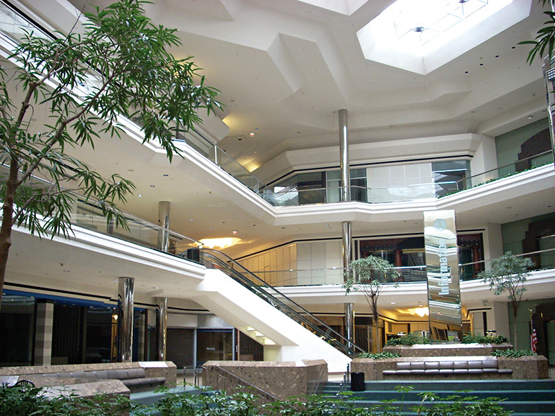 Doar în România: o primărie din București se mută în mall