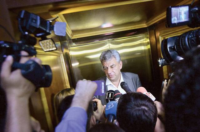 “Domnul Tudose”. Cum a ajuns PSD să-l facă pe Klaus Iohannis cel mai mare politician la ora actuală, iar Liviu Dragnea să-i țină pardesiul