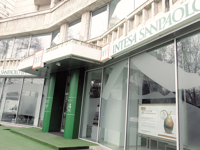 Intesa vrea să închidă 600 de filiale și să taie 3.900 de locuri de muncă pe fondul acordului bancar
