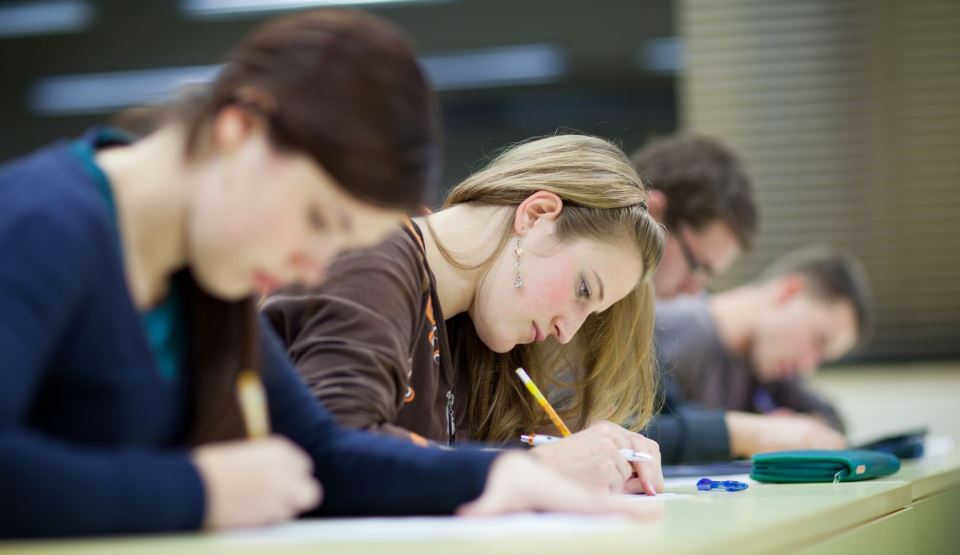 Concluzia surprinzătoare a unor psihologi: studentele care se machiază iau note mai mari la examene