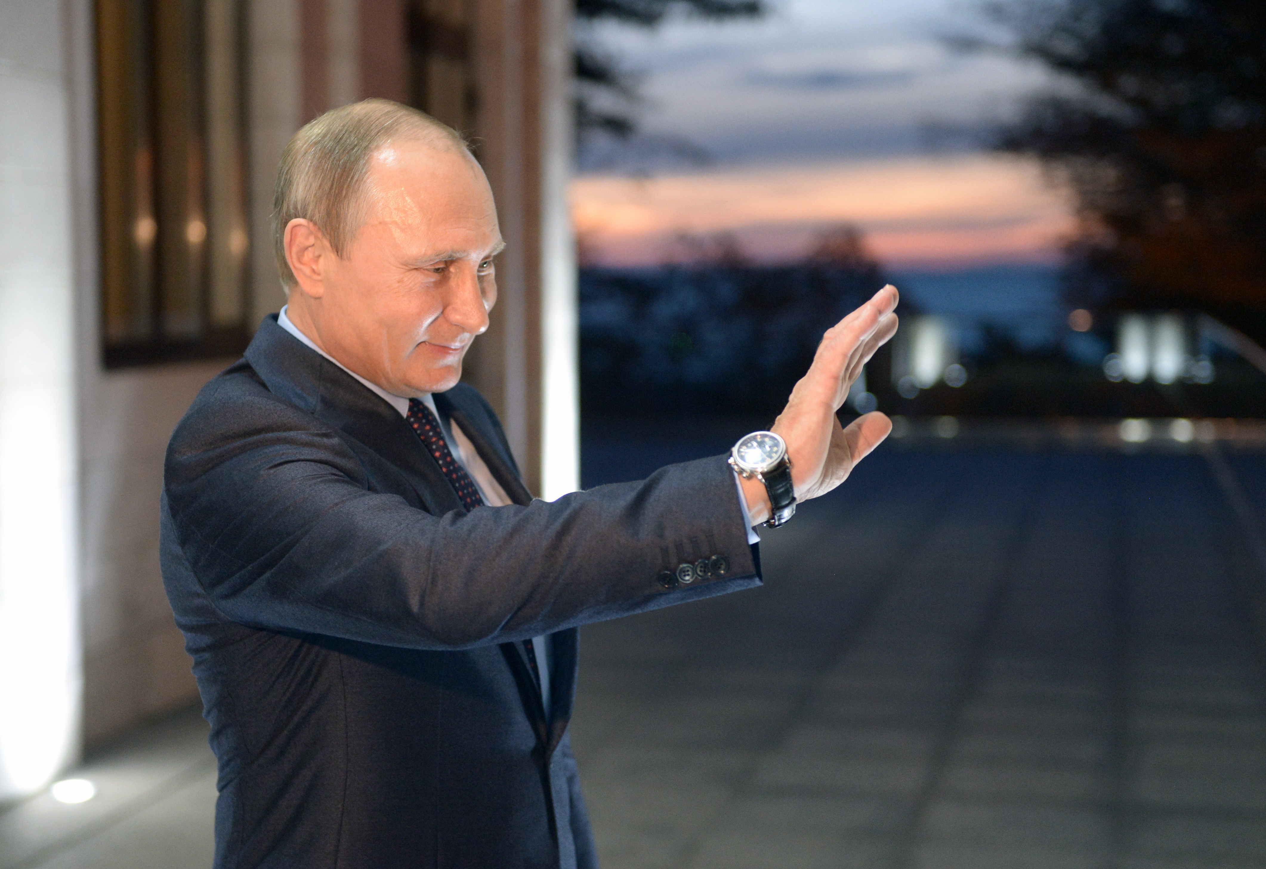 Vladimir Putin își scoate ceasul la vânzare. Vezi cum arată și cât costă - GALERIE FOTO