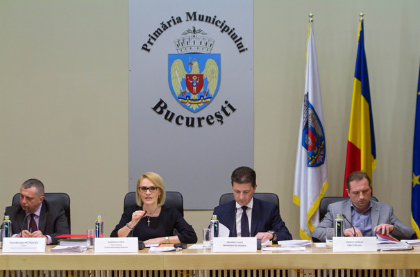 SCANDAL la Primăria Capitalei între un grup de cetățeni și polițiștii locali, după ce nu li s-a permis accesul în sala de consiliu/ Firea: Au intrat cu forța în primărie, vom face plânger