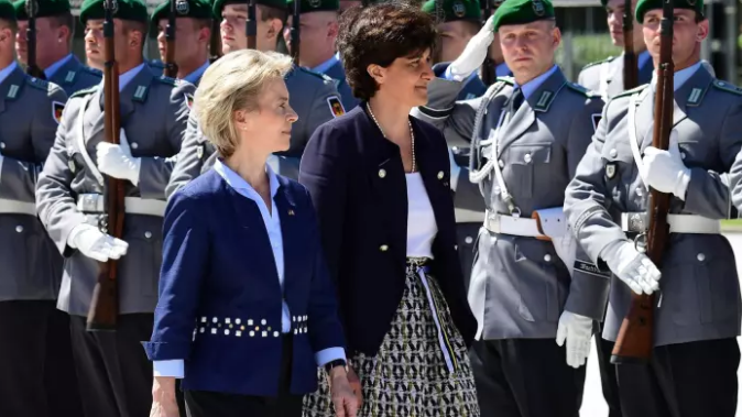 Ce se întâmplă cu Europa dacă INVADEAZĂ Rusia? În caz de RĂZBOI, soarta noastră stă în mâna a două femei. Cine sunt cele două ”doamne de fier” care au în mână toată puterea milita