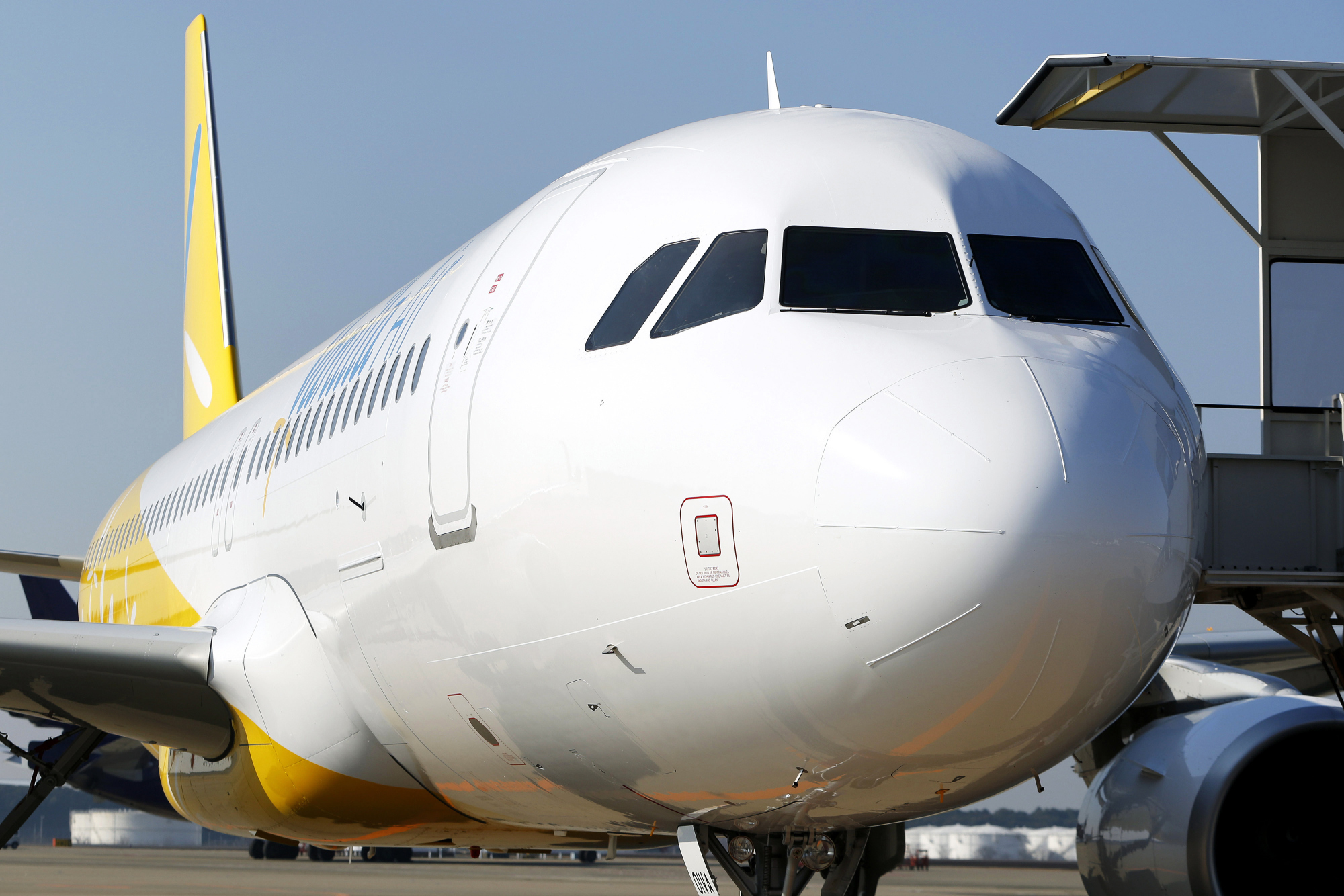 Compania aeriană low-cost care și-a forțat un pasager să se târască pe scări pentru a urca la bordul avionului