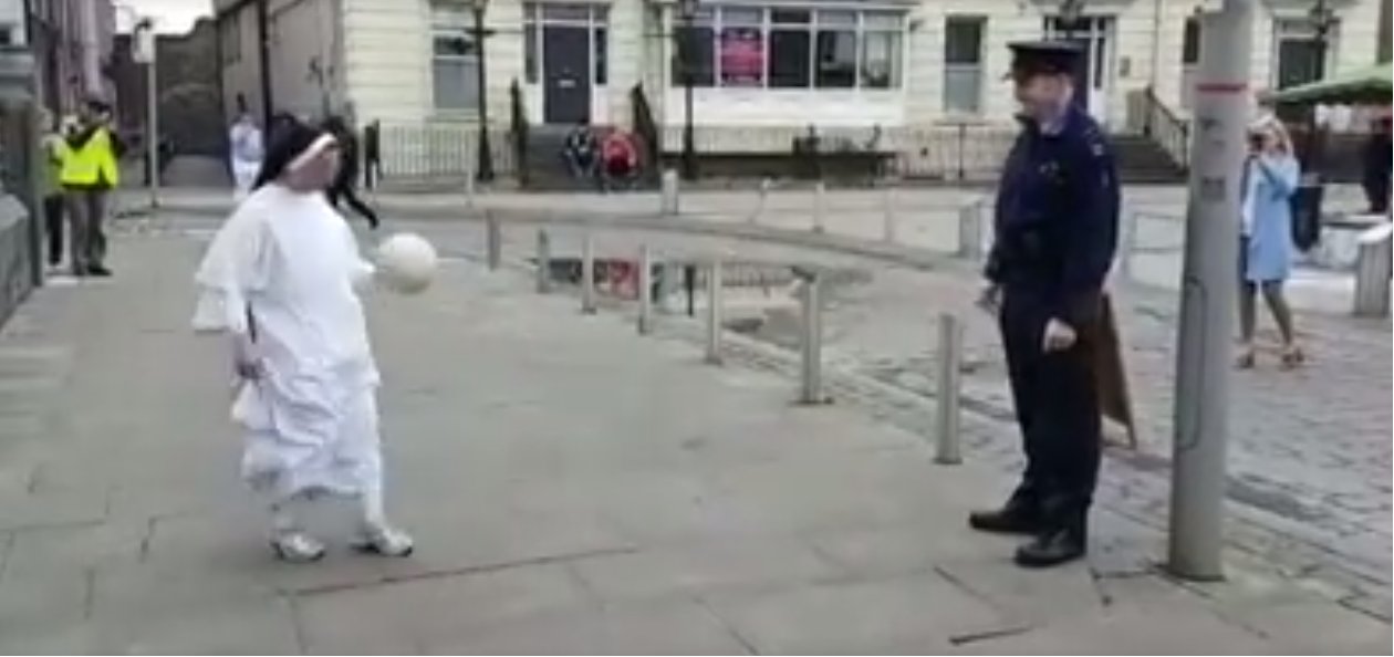INCREDIBIL ce trucuri face această călugăriță dominicană cu o minge de fotbal! Și Ronaldo ar fi invidios pe ea