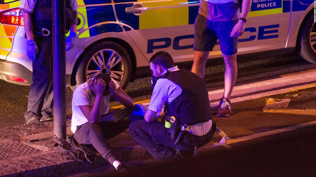 ALERTĂ la Londra | O camionetă a intrat într-un grup de pietoni. Poliția a anunțat că cel puțin 12 persoane sunt RĂNITE