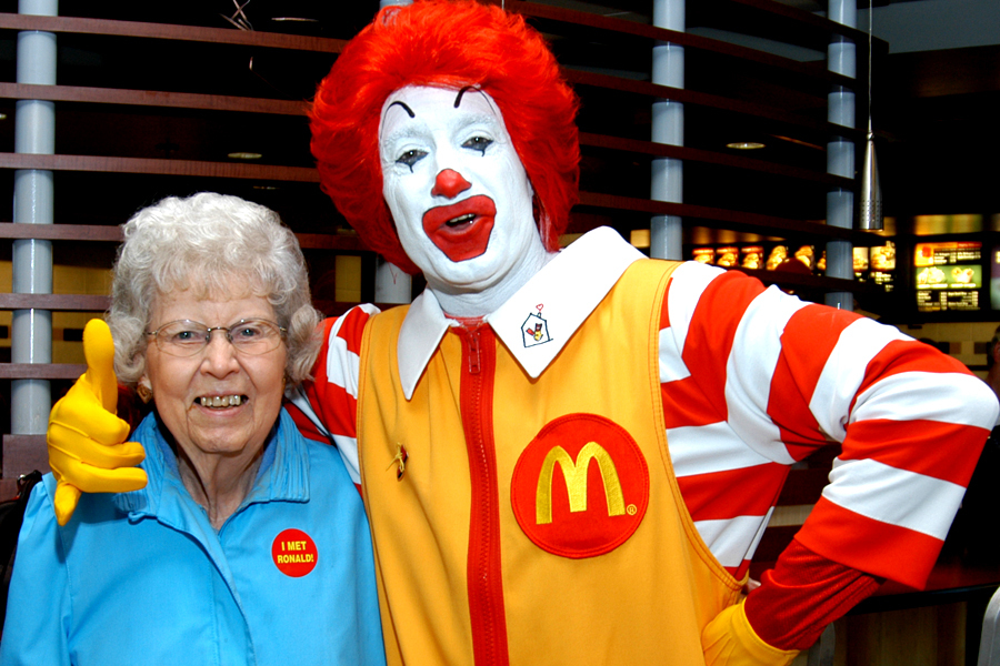Confesiunile unui angajat McDonald's traumatizat. 30 de plicuri de ketchup pentru o plăcintă sau burgeri cu 50 de extra porții de murături