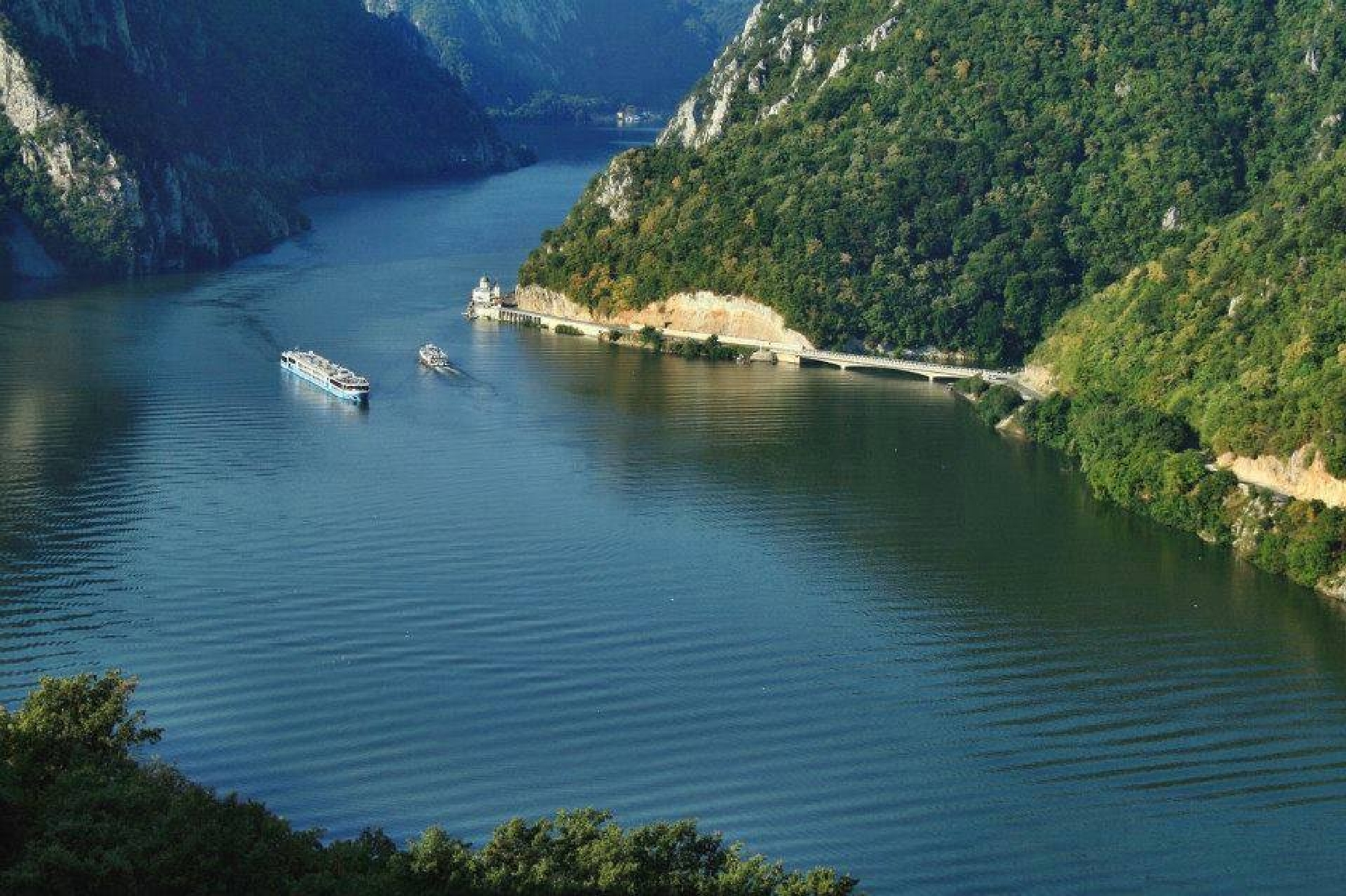 Locul din România unde aveți la dispoziție atât muntele, cât și apa