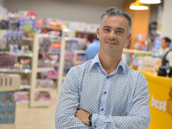 Cine este tânărul român care câștigă peste 3 milioane euro din vânzarea de jucării
