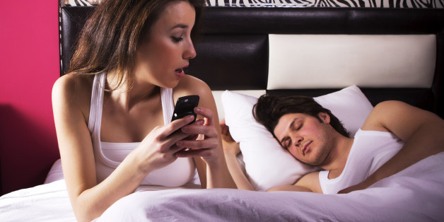 Noul concept al zilelor noastre: infidelitatea pe online. 6 semne care arată că partenerul te înșeală pe Facebook