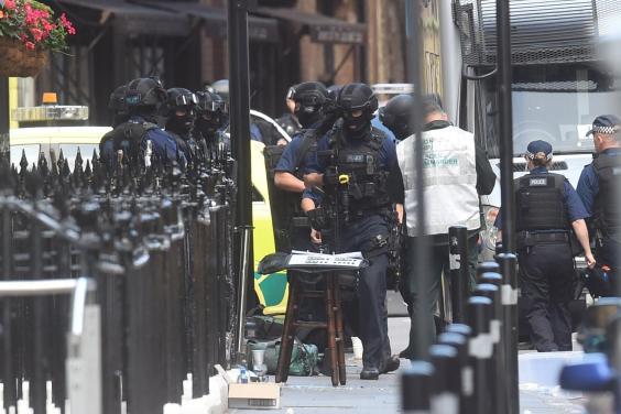 ATACURILE de la Londra: Apartamentul unor ROMÂNI, percheziționat în investigația privind atentatul. The Telegraph: Românii au fost reținuți. Ce spune ambasadorul Dan Mihalache