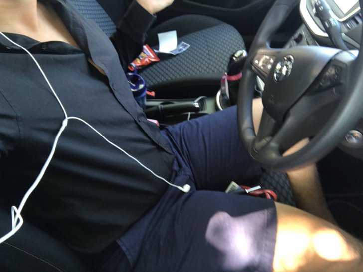 L-au trimis acasă de la serviciu, pentru că era în pantaloni scurți. Cum s-a întors la muncă - FOTO