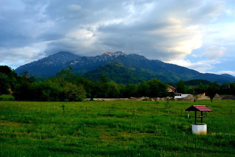 Se deschid piscinele din Bucegi într-o locație de vis, în mijlocul pădurii, lângă un lac cu păstrăvi