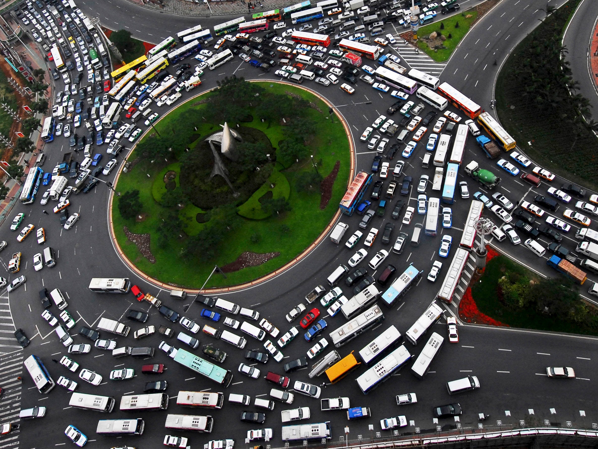 Ideea NEBUNĂ a unui om care nu mai suporta să stea blocat în TRAFIC. Vezi cum ajunge zilnic la serviciu