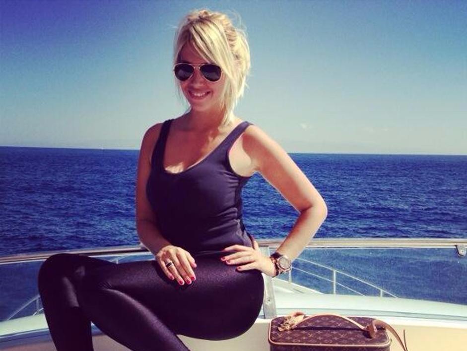 Aroganță mai mare nu se poate. Iubita unui fotbalist a închiriat un avion privat să își plimbe cățelul până în Ibiza FOTO