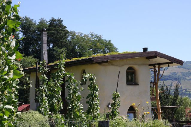 Căsuța din povești: Doi frați din Bistrița au construit o locuință ecologică unică in lume