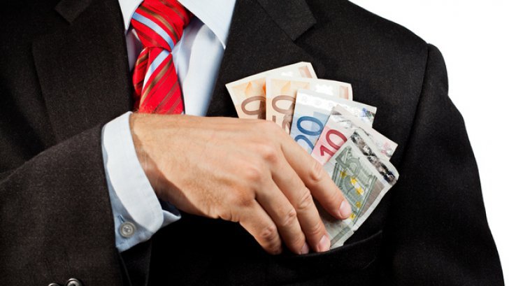 Salarii de zeci de mii de lei pentru funcționarii care plimbă acte