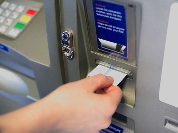 Schimbare MAJORĂ! Prima țară din lume care RENUNȚĂ definitiv la banii cash