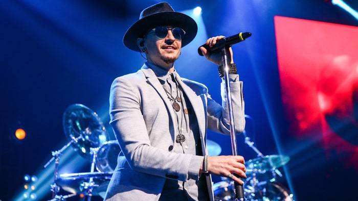 Chester Bennington, solistul trupei Linkin Park, s-a sinucis