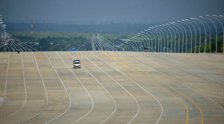 Așa este?! „Nu, nu autostrăzile duc la creștere economică a României.Mesaj către toți cei care spun că investiția în autostrăzi duce la dezvoltare: gândiți la fel ca Ceaușescu ”