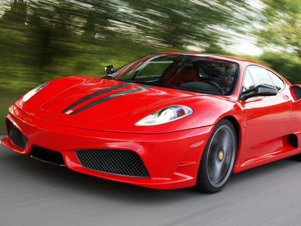 Cum faci praf un Ferrari nou-nouț în mai puțin de 60 de minute