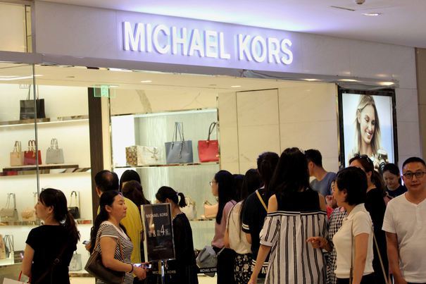 Michael Kors va cumpăra producătorul de pantofi Jimmy Choo pentru 1,2 miliarde dolari