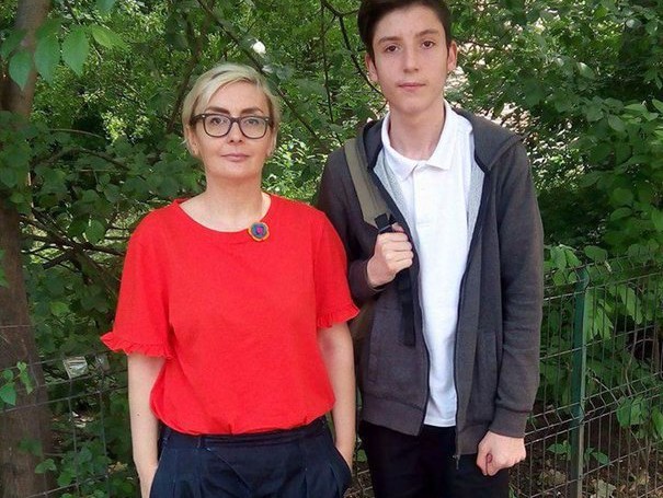 Cum a reușit o fostă jurnalistă să-i strângă pe bucureșteni în jurul unei singure idei. Povestea "Copacului cu haine"