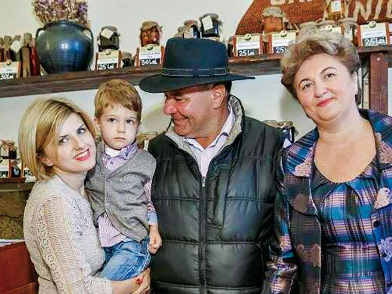 O familie din Fundu Moldovei  a făcut de la zero o afacere de 1.000.000 de euro învățată de la bătrânii satului