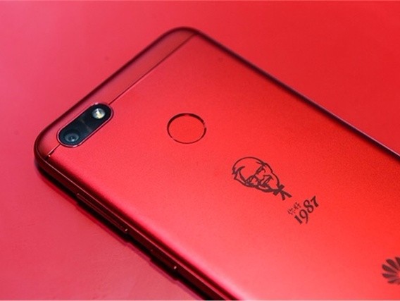 KFC lansează un smartphone. Dacă-l vrei trebuie să cheltuiești în jur de 700 de lei