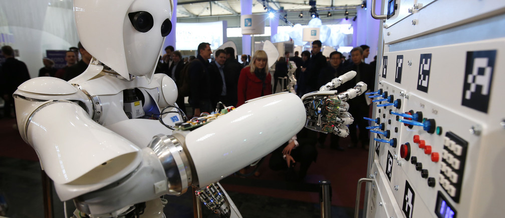 În cât timp un robot îți va lua slujba? 352 de experți au decis în cât timp un robot va putea opera mai bine decât un chirurg