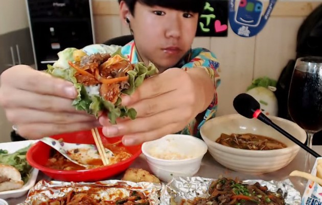 Cum reușește acest tânăr să câștige până la 1.500 de dolari pe noapte, doar luând cina în fața camerei web