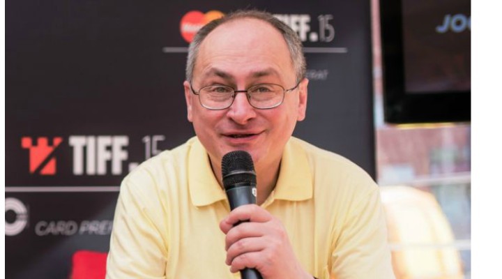 Nae Caranfil: Viața în România este o dramedie. „Nu ai ce să faci, deschizi televizorul și te apucă râsul. Îl închizi și te apucă plânsul”