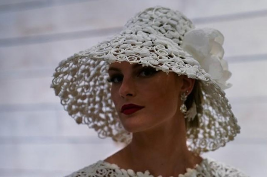 O femeie a croit o rochie de mireasă din hârtie igienică și a câștigat un premiu de 10.000 de dolari