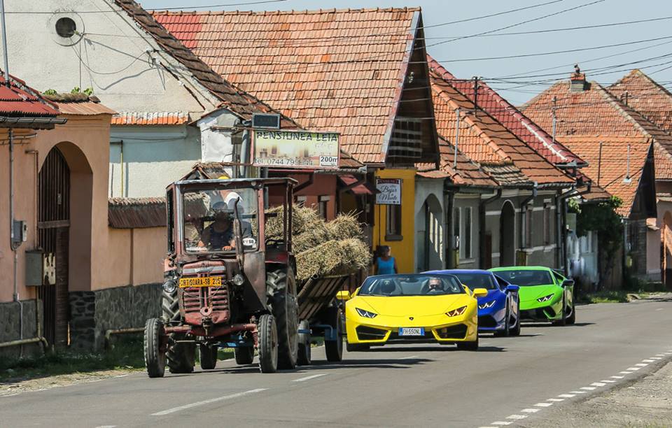 Trei Lamborghini în coloană după un tractor într-un sat din România - FOTO